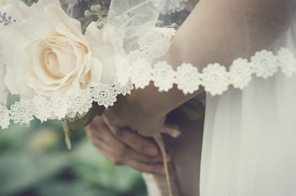 Plenerowy ślub w stylu rustykalnym – jak go zorganizować?
